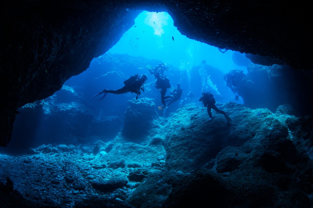 Hang động Xanh là một trong những địa điểm lặn nổi tiếng tại làng Onna